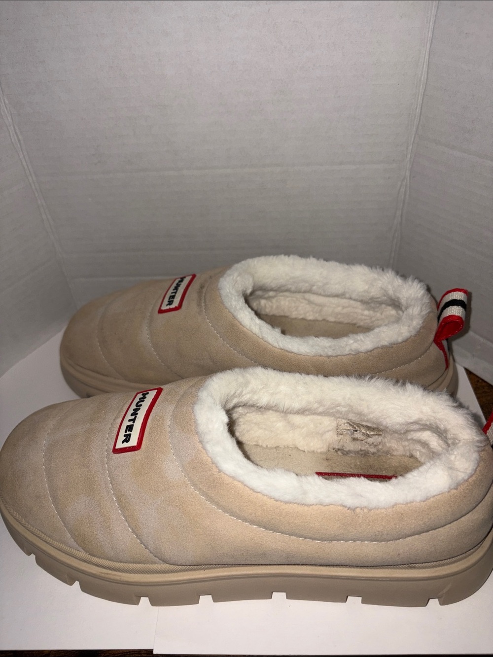 Hunter adult Beige Fleece-Lined Slip-On Slippers with Red Trim